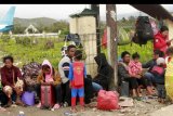 Warga Wamena menunggu pesawat yang akan digunakan untuk mengangkut mereka di Bandara Wamena, Papua, Selasa (1/10/2019). Sekitar 4.500 warga mengungsi ke Jayapura pascakerusuhan yang mengakibatkan 33 orang meninggal pada 23 September 2019. ANTARA FOTO/Gusti Tanati/nym.