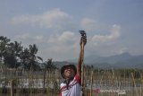 Ketua Kelompok Tani Holtikultura Saung Galih Adgani Adam, mengecek instalasi pipa air menggunakan sprinkler di Kampung Gunung Tilu, Kota Tasikmalaya, Jawa Barat, Senin (30/9/2019). Kelompok Tani Holtikultura Saung Galih membuat inovasi baru penyiram tanaman Holtikultura menggunakan sprinkler dengan sistem timer atau pengatur waktu yang diperuntukan untuk lahan sawah tandah hujan dan saat musim kemarau sehingga bisa mengurangi biaya operasional petani. ANTARA FOTO/Adeng Bustomi/agr