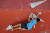 Atlet panjat tebing dari tim Jawa Timur Fatchur Roji beraksi pada babak final Prakualifikasi PON XX Zona 2 Panjat Tebing untuk nomor 