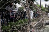 Mahasiswa dan pelajar melakukan aksi unjuk rasa di depan Gedung DPRD Jawa Barat, Bandung, Jawa Barat, Senin (30/9/2019). Aksi tersebut menuntut DPR segera mencabut seluruh Rancangan Undang Undang yang dianggap bermasalah serta menuntut Pemerintah Indonesia Khususnya Presiden untuk segera menerbitkan Perppu UU KPK. ANTARA FOTO/Novrian Arbi/agr