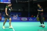 Pasangan pebulutangkis ganda campuran Indonesia, Rian Agung Saputro (kanan) dan Tiara Rosalia Nuraidah (kiri) melakukan selebrasi usai mengalahkan pasangan ganda campuran Malaysia, Man Wei Chong dan Tan Pearl Koong Le dalam babak penyisihan Yuzu Indonesia Masters 2019 di GOR Ken Arok, Malang, Jawa Timur, Rabu (2/10/2019). Pasangan ganda campuran Saputro/Nuraidah menang dengan skor 2-1 (21-14, 20-22, 21-19) . Antara Jatim/Ari Bowo Sucipto/zk