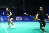 Pasangan pebulutangkis ganda campuran Indonesia, Rian Agung Saputro (kanan) dan Tiara Rosalia Nuraidah (kiri) berusaha mengembalikan kok ke pasangan ganda campuran Malaysia, Man Wei Chong dan Tan Pearl Koong Le dalam babak penyisihan Yuzu Indonesia Masters 2019 di GOR Ken arok, Malang, Jawa Timur, Rabu (2/10/2019). Pasangan ganda campuran Saputro/Nuraidah menang dengan skor 2-1 (21-14, 20-22, 21-19) . Antara Jatim/Ari Bowo Sucipto/zk