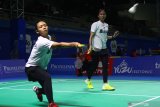 Pasangan pebulutangkis ganda putri Indonesia, Della Destiara Harris (kiri) dan Rizki Amelia Pradipta (kanan) berusaha mengembalikan kok ke sesama pasangan ganda putri, Brigita Marcella Rumambi/Meirisa Cindy Sahputri dalam babak penyisihan Yuzu Indonesia Masters 2019 di GOR Ken Arok, Malang, Jawa Timur, Rabu (2/10/2019). Pasangan ganda putri Della/Pradipta menang dengan skor 2-0 (21-15, 22-20). Antara Jatim/Ari Bowo Sucipto/zk