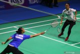 Pasangan pebulutangkis ganda putri Indonesia, Della Destiara Harris (kanan) dan Rizki Amelia Pradipta berusaha mengembalikan kok ke sesama pasangan ganda putri, Brigita Marcella Rumambi/Meirisa Cindy Sahputri (kiri) dalam babak penyisihan Yuzu Indonesia Masters 2019 di GOR Ken Arok, Malang, Jawa Timur, Rabu (2/10/2019). Pasangan ganda putri Della/Pradipta menang dengan skor 2-0 (21-15, 22-20). Antara Jatim/Ari Bowo Sucipto/zk