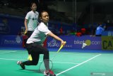 Pasangan pebulutangkis ganda putri Indonesia, Della Destiara Harris (kanan) dan Rizki Amelia Pradipta (kiri) berusaha mengembalikan kok ke sesama pasangan ganda putri, Brigita Marcella Rumambi/Meirisa Cindy Sahputri dalam babak penyisihan Yuzu Indonesia Masters 2019 di GOR Ken Arok, Malang, Jawa Timur, Rabu (2/10/2019). Pasangan ganda putri Della/Pradipta menang dengan skor 2-0 (21-15, 22-20). Antara Jatim/Ari Bowo Sucipto/zk