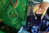 Perajin menyelesaikan proses pembuatan motif batik di Desa Klampar, Pamekasan, Jawa Timur, Rabu (2/10/2019). Pemerintah menetapkan tanggal 2 Oktober sebagai Hari Batik Nasional setelahÂ UNESCOÂ mengakui batik sebagai karya agung warisan budaya manusia dan lisan pada tahun 2009 silam. Antara Jatim/Saiful Bahri/zk