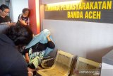 Petugas mengamankan tersangka istri narapidana yang berupaya menyelundupkan narkotika jenis ganja saat bertamu di Lembaga Permasyarakatan Kelas -II A, Banda Aceh, Aceh, Rabu (2/10/2019). Petugas mengagalkan seberat 2.350 gram narkotika jenis ganja itu dari seorang istri napi dengan modus menyembunyikannya di selangkang paha tersangka dan diduga barang bukti ganja itu pesanan suaminya untuk diedarkan di dalam lapas. Antara Aceh/Ampelsa.