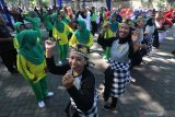 Sejumlah peserta mengikuti lomba senam khusus lansia di Taman Tirtoyoso, Kota Kediri, Jawa Timur, Rabu (2/10/2019). Lomba senam 'Gemu Famire' yang diselenggarakan pemerintah daerah setempat tersebut guna mengkampanyekan gaya hidup sehat kepada lansia sekaligus meningkatkan Indeks Pembangunan Manusia. Antara Jatim/Prasetia Fauzani/zk.