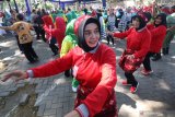 Sejumlah peserta mengikuti lomba senam khusus lansia di Taman Tirtoyoso, Kota Kediri, Jawa Timur, Rabu (2/10/2019). Lomba senam 'Gemu Famire' yang diselenggarakan pemerintah daerah setempat tersebut guna mengkampanyekan gaya hidup sehat kepada lansia sekaligus meningkatkan Indeks Pembangunan Manusia. Antara Jatim/Prasetia Fauzani/zk.