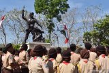 Sejumlah pelajar melihat patung yang menggambarkan keganasan Partai Komunis Indonesia (PKI) seusai mengikuti upacara peringatan Hari Kesaktian Pancasila di areal Monumen Korban Keganasan PKI di Kresek, Kabupaten Madiun, Jawa Timur, Selasa (1/10/2019). Peringatan Hari Kesaktian Pancasila di lokasi tersebut untuk mengenang sekaligus sebagai refleksi peristiwa pembantaian pada 1948 di lokasi tersebut dengan puluhan korban terbunuh terdiri prajurt TNI, polisi, tokoh agama, tokoh masyarakat dan wartawan. Antara Jatim/Siswowidodo/zk.