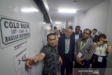 Petugas menjelaskan ruangan penyimpanan vaksin kepada delagasi negara Organisasi Kerjasama Islam (OKI) di Gedung Distribusi PT Bio Farma (persero), Bandung, Jawa Barat, Rabu (2/10/2019). Kunjungan tersebut ditujukan untuk mengetahui proses pengemasan dan uji kualitas vaksin dalam rangka pelatihan penanganan sistem rantai dingin bagi delegasi negara OKI. ANTARA FOTO/Raisan Al Farisi/agr