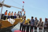Wakil Gubernur Jawa Barat Uu Ruzhanul Ulum (dua kiri) melepas secara simbolis program 