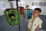 Pelajar melihat karya instalasi damar kurung saat pameran seni bertajuk 