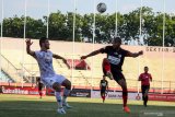 Pesepak bola Persipura Louis Kabes (kanan) mendapat hadangan pesepak bola Tira Persikabo Khurshed (kiri) pada lanjutan Liga 1 2019 di Stadion Gelora Delta Sidoarjo, Jawa Timur, Rabu (2/10/2019). Persipura menang atas Tira Persikabo dengan skor akhir 3-0. Antara Jatim/Umarul Faruq/zk