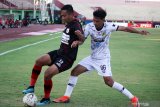 Pesepak bola Persipura Muhammad Tahir (kiri) mendapat hadangan pesepak bola Tira Persikabo Ryan Kurnia (kanan) pada lanjutan Liga 1 2019 di Stadion Gelora Delta Sidoarjo, Jawa Timur, Rabu (2/10/2019). Persipura menang atas Tira Persikabo dengan skor akhir 3-0. Antara Jatim/Umarul Faruq/zk