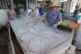 Pekerja mengolah ikan teri nasi di Desa Pegagan, Pamekasan, Jawa Timur, Rabu (2/10/2019). Harga ikan teri ekspor ditingkat nelayan di daerah itu berkisar Rp25 ribu hingga Rp27 ribu per kg naik dari sebelumnya Rp20 ribu-Rp25 ribu per kg karena minimnya tangkapan. Antara Jatim/Saiful Bahri/zk.