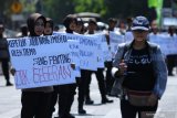 Polisi wanita (Polwan) melakukan pengamanan saat berlangsungnya unjuk rasa buruh dari berbagai elemen di depan Gedung DPRD Jawa Timur, Jalan Indrapura, Surabaya, Jawa Timur, Rabu (2/10/2019). Massa buruh menyerukan sejumlah aspirasi salah satu diantaranya menolak kenaikan premi BPJS. Antara Jatim/Didik S/ZK