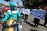 Polisi wanita (Polwan) melakukan pengamanan saat berlangsungnya unjuk rasa buruh dari berbagai elemen di depan Gedung DPRD Jawa Timur, Jalan Indrapura, Surabaya, Jawa Timur, Rabu (2/10/2019). Massa buruh menyerukan sejumlah aspirasi salah satu diantaranya menolak kenaikan premi BPJS. Antara Jatim/Didik S/ZK