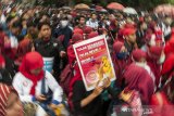 Massa yang tergabung dari Aliansi Buruh Jabar melakukan aksi unjuk rasa di depan Gedung Sate, Bandung, Jawa Barat, Rabu (2/10/2019). Aksi tersebut bertujuan untuk menolak Revisi Undang Undang No 13 tahun 2003, mereformasi pengupahan dengan mencabut PP No 78 tahun 2015 serta menolak kenaikan iuran BPJS. ANTARA FOTO/Novrian Arbi/agr