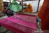 Perajin membuat kain tenun songket tradisional khas Aceh di Desa Lamgugob, Banda Aceh, Aceh, Rabu (2/10/2019). Menurut perajin, hasil produksi kain tenun songket tradisional Aceh hanya mampu memenuhi permintaan pasar lokal dengan harga jual antara Rp1.400.000 hingga Rp1.700.000 per lembar. Antara Aceh/Irwansyah Putra.