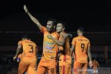 Pemain sepakbola Persiraja Banda Aceh merayakan golnya ke gawang Babel United dalam pertandingan lanjutan Liga 2 di Stadion H Dimurthala, Banda Aceh, Rabu (2/10/2019). Antara Aceh/Khalis Surry.