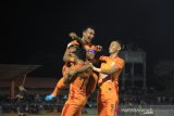 Pemain sepakbola Persiraja Banda Aceh merayakan golnya ke gawang Babel United dalam pertandingan lanjutan Liga 2 di Stadion H Dimurthala, Banda Aceh, Rabu (2/10/2019). Antara Aceh/Khalis Surry.