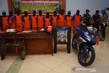 Tersangka tindak kejahatan dan barang bukti saat rilis hasil Operasi Sikat Semeru 2019 di Mapolres Jombang, Jawa Timur, Selasa (1/10/2019). Polres Jombang berhasil mengungkap 14 kasus dan menangkap 12 orang tersangka berbagai tindak kejahatan dalam operasi sikat semeru 2019 yang digelar mulai 16-27 September. Antara Jatim/Syaiful Arif/zk.