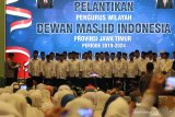 Wakil Presiden sekaligus Ketua Umum Dewan Masjid Indonesia (DMI) Jusuf Kalla (kiri) melantik Pengurus Wilayah DMI Jawa Timur di Surabaya, Jawa Timur, Kamis (3/10/2019). Pelantikan pengurus wilayah DMI Jawa Timur periode 2019-2024 tersebut diharapkan dapat mewujudkan fungsi masjid sebagai pusat dakwah, pengembangan masyarakat dan persatuan umat sehingga masjid makmur, Indonesia unggul. Antara Jati /Moch Asim/zk.