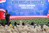 Wakil Presiden sekaligus Ketua Umum Dewan Masjid Indonesia (DMI) Jusuf Kalla menyampaikan sambutan saat pelantikan pengurus wilayah DMI Jawa Timur di Surabaya, Jawa Timur, Kamis (3/10/2019). Pelantikan pengurus wilayah DMI Jawa Timur periode 2019-2024 tersebut diharapkan dapat mewujudkan fungsi masjid sebagai pusat dakwah, pengembangan masyarakat dan persatuan umat sehingga masjid makmur, Indonesia unggul. Antara Jatim/Moch Asim/zk.