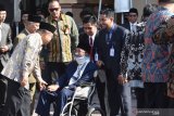 Wakil Presiden Jusuf Kalla (kiri) berbincang dengan salah seorang Pimpinan Pondok Modern Darussalam Gontor KH Abdullah Syukri Zarkasyi (duduk di kursi roda) saat melakukan kunjungan kerja di Pondok Modern Gontor Ponorogo, Jawa Timur, Kamis (3/10/2019). Wakil Presiden Jusuf Kalla datang ke Ponorogo dalam rangka meresmikan gedung  wakaf keluarga Haji Kalla Centre for Islamic Ekonomic Studies dan Menara Masjid Jami Pondok Modern Darussalam Gontor. Antara Jatim/Siswowidodo/zk