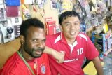 Rudi Kormas  selamat dari rusuh Papua berkat handy talky