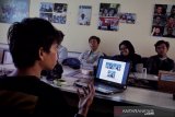 Pewarta foto LKBN Antara Zabur Karuru (kiri) menyampaikan materi foto jurnalistik kepada mahasiswa dari UKM Fotografi Himmarfi STIKOSA-AWS di Kantor LKBN Antara Biro Jawa Timur di Surabaya, Jawa Timur, Kamis (3/10/2019). Materi kelas fotojurnalistik yang diikuti 11 mahasiswa ini diantaranya mengenai dasar-dasar foto jurnalistik dan kiat-kiat dalam membuat foto cerita. Antara Jatim/Naufal Ammar/zk.