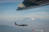 Pesawat CN 295 yang tergabung dalam Sembrani Flight Skadron Udara 2 Halim Perdanakusuma melakukan terbang formasi dalam rangka gladi bersih HUT TNI ke-74 di langit Purwakarta, Jawa Barat, Kamis (3/10/2019). Sebanyak empat pesawat CN 295 mengikuti gladi bersih dengan terbang formasi yang di komandani oleh Letkol Penerbang Donny E Prayogo. ANTARA JABAR/Raisan Al Farisi/agr