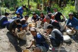 Distribusi material ke lokasi sasaran TMMD gunakan alat manual