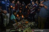 Seorang aktivis dari Aliansi Perwarta Tasikmalaya menampilkan aksi teatrikal saat menggelar aksi simpatik malam renungan tragedi kemanusian di Tugu Mak Eroh, Alun-Alun Tasikmalaya, Jawa Barat, Rabu (2/10/2019) malam. Dalam aksinya, mereka mengecam kekerasan yang terjadi pada masyarakat saat menyuarakan aspirasi di berbagai wilayah di Indonesia serta mengusut tuntas kekerasan yang terjadi pada jurnalis. ANTARA FOTO/Adeng Bustomi/agr