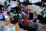 Warga mengamati sejumlah buku yang dijual pada pameran buku 'Big Bad Wolf' di JX International, Surabaya, Jawa Timur, Jumat (4/10/2019). Pameran berbagai macam buku yang berlangsung sampai 14 Oktober 2019 itu digelar untuk mengangkat minat baca masyarakat. Antara Jatim/Didik S/ZK