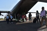 Para pengungsi akibat kerusuhan Wamena turun dari Pesawat Hercules C-130 TNI AU saat transit di Lanud Iswahjudi Magetan, Jawa Timur, Kamis (3/10/2019). Sebanyak 50 orang pengungsi akibat kerusuhan Wamena, terdiri 42 orang dari beberapa daerah di Sumatera dan delapan orang dari Jawa Timur  transit di Lanud Iswahjudi untuk makan, istirahat dan mendapatkan perawatan kesehatan sebelum melanjutkan perjalanan pulang ke daerah asal. Antara Jatim/Siswowidodo/zk.