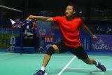 Pebulutangkis tunggal putra Indonesia, Sony Dwi Kuncoro berusaha mengembalikan kok ke pebulutangkis tunggal putra China, Ren Peng Bo dalam babak penyisihan Yuzu Indonesia Masters 2019 di GOR Ken Arok, Malang, Jawa Timur, Kamis (3/10/2019). Sony gagal lolos setelah kalah dengan skor 1-2 (15-21, 21-12, 11-21). Antara Jatim/Ari Bowo Sucipto/zk.