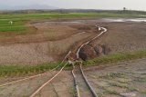 Mesin pompa menyedot air yang tersisa di Waduk Dawuhan Kabupaten Madiun, Jawa Timur, Jumat (4/10/2019). Meskipun petugas telah menutup pintu air guna menjaga kelembaban waduk, namun banyak petani melakukan penyedotan air menggunakan pompa untuk mengairi sawah di sekitar waduk. Antara Jatim/Siswowidodo/zk.