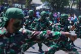 Personel TNI memperagakan ketangkasan bela diri usai upacara HUT ke-74 TNI di Kodam V/Brawijaya, Surabaya, Jawa Timur, Sabtu (5/10/2019). Kegiatan tersebut mengangkat tema 'TNI Profesional Kebanggaan Rakyat'. Antara Jatim/Didik S/ZK