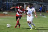 Pesepak bola Madura United (MU) Diego Assis (kiri) berusaha melewati pesepak bola Persib Bandung Ardi Idrus (kanan) dalam laga Shopee Liga 1 di Stadion Gelora Bangkalan (SGB) Bangkalan, Jawa Timur, Sabtu (5/10/2019). MU memenangi pertandingan tersebut dengan skor 2-1. Antara Jatim/Saiful Bahri/zk.