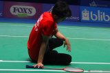 Ekspresi pebulutangkis tunggal putra Indonesia, Vicky Angga Saputra setelah kalah dari pebulu tangkis tunggal putra Thailand, Tanongsak Saensomboonsuk dalam pertandingan semifinal Yuzu Indonesia Master 2019 di GOR Ken Arok, Malang, Jawa Timur, Sabtu (5/10/2019).  Wakil Indonesia di nomor tunggal putra gagal lolos ke final setelah Vicky kalah dari Tanongsak dengan skor 1-2 (17-21, 21-15, 17-21) . Antara Jatim/Ari Bowo Sucipto/zk.