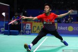 Pebulutangkis tunggal putra Indonesia, Vicky Angga Saputra berusaha mengembalikan kok ke sesama pebulu tangkis tunggal putra Indonesia, Ikhsan Leonard Rumbay dalam babak perempat final Yuzu Indonesia Masters 2019 di GOR Ken Arok, Malang, Jawa Timur, Jumat (4/10/2019). Vicky lolos ke babak semifinal setelah mengalahkan Ikhsan Rumbay dengan skor 2-0 (21-11, 21-16). Antara Jatim/Ari Bowo Sucipto/zk.