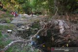 Warga berjalan usai mandi dan mencuci di sungai telimo yang kondisi airnya kotor di Desa Marmoyo, Kecamatan Kabuh, Kabupaten Jombang, Jawa Timur, Jumat (4/10/2019). Musim kemarau berkepanjangan sejak beberapa bulan terakhir membuat warga Desa setempat mengalami krisis air bersih, masyarakat terpaksa mandi dan mencuci di sungai yang kotor dan berlumut karena tidak ada sumber air lainnya. Sedangkan untuk minum, warga mengandalkan kiriman air bersih dari instansi terkait. Antara Jatim/Syaiful Arif/zk.