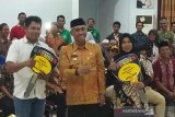 Bupati Lutim serahkan 63 randis kepada Kepala Dusun