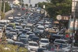 Suasana antrean pengendara yang melintas di kawasan Kota Bandung, Jawa Barat, Minggu (6/10/2019). Menurut rilis Update of The Asian Development Outlook versi Bank Pembangunan Asia (Asian Development Bank/ADB), Kota Bandung merupakan Kota termacet di Indonesia mengalahkan Jakarta dan Surabaya dengan tercatat berada pada peringkat 14 kota termacet se-Asia. ANTARA JABAR/Novrian Arbi/agr