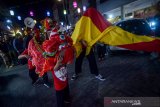 Dua orang anak memainkan barongsai saat Gojek Cibadak Karnaval di Cibadak, Bandung, Jawa Barat, Minggu (6/10/2019). Gojek Cibadak Karnaval tersebut diadakan dalam rangka perayaan satu tahun dukungan Gojek dan Gopay untuk pedagang umkm di festival kuliner Cibadak, serta perayaan hari jadi kota bandung ke 209. ANTARA JABAR/Raisan Al Farisi/agr