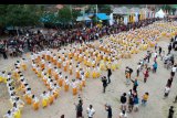 Warga menarikan Tari Rejang Renteng massal untuk mengiringi ritual Pekelem yang merupakan rangkaian dari Pembukaan Nusa Penida Festival 2019 di Pantai Banjar Nyuh, Nusa Penida, Klungkung, Bali, Minggu (6/10/2019). Nusa Penida Festival 2019 diselenggarakan untuk mempromosikan potensi pariwisata dan seni budaya yang dimiliki Pulau Nusa Penida demi meningkatkan kunjungan wisatawan ke daerah tersebut. ANTARA FOTO/Fikri Yusuf/nym.