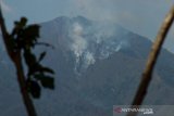 Kebakaran lahan di Pegunungan Malabar tampak dari Arjasari, Kabupaten Bandung, Jawa Barat, Minggu (6/10/2019). Kapolsek Pameungpeuk, Banjaran, Kabupaten Bandung Kompol Rahmat Dasep menyatakan, kebakaran yang terjadi sejak Jumat (4/10/2019) malam tersebut telah melahap 13 hektare lahan dan belum diketahui penyebabnya. ANTARA JABAR/Raisan Al Farisi/agr