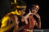 Seniman menampilkan teatrikal pernikahan dalam suku Batak saat Konser Emas Sangge Sangge di Dago Tea House, Bandung, Jawa Barat, Jumat (4/10/2019) malam. Konser Emas Sangge Sangge yang menampilkan kolaborasi antara musik, orkestra dan teater tersebut merupakan pertunjukkan yang mengenalkan sekaligus melestarikan budaya dan kesenian tradisi Batak Toba khususnya bagi generasi yang lahir di luar tanah Batak. ANTARA JABAR/Novrian Arbi/agr